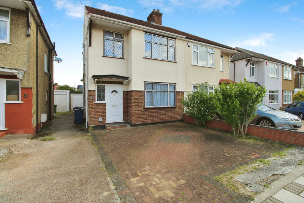 5 bed Semi Detached for rent in Stanmore. From Sonia Estates - Harrow