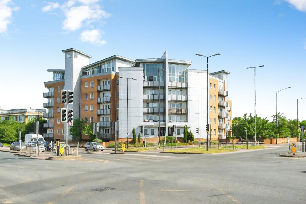 2 bed 1st Floor Flat for rent in Slough. From Sonia Estates - Harrow