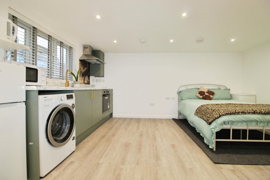 4 bed Studio for rent in Feltham. From Sonia Estates - Harrow