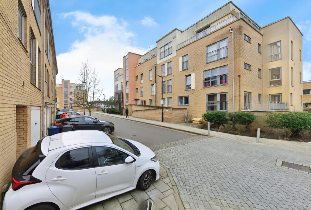 2 bed 1st Floor Flat for rent in Stanmore. From Sonia Estates - Harrow