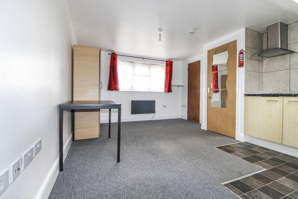 4 bed Studio for rent in Kenton. From Sonia Estates - Harrow