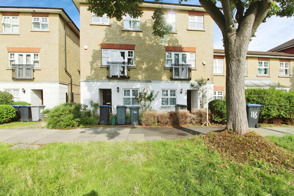 5 bed Town House for rent in Kenton. From Sonia Estates - Harrow