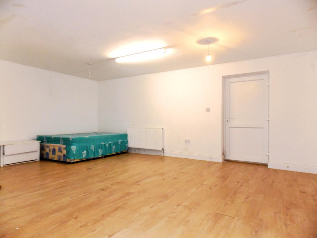 4 bed Studio for rent in Hounslow. From Sonia Estates - Harrow 4 bed Studio for rent in Hounslow. From Sonia Estates - Harrow