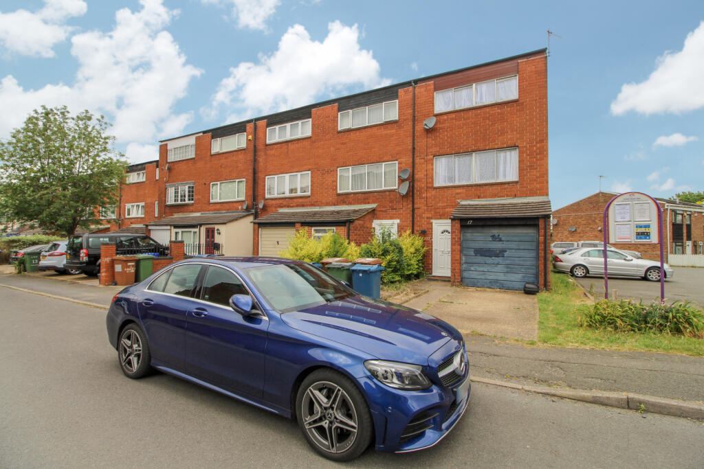 3 bed Town House for rent in Harrow. From Sonia Estates - Harrow