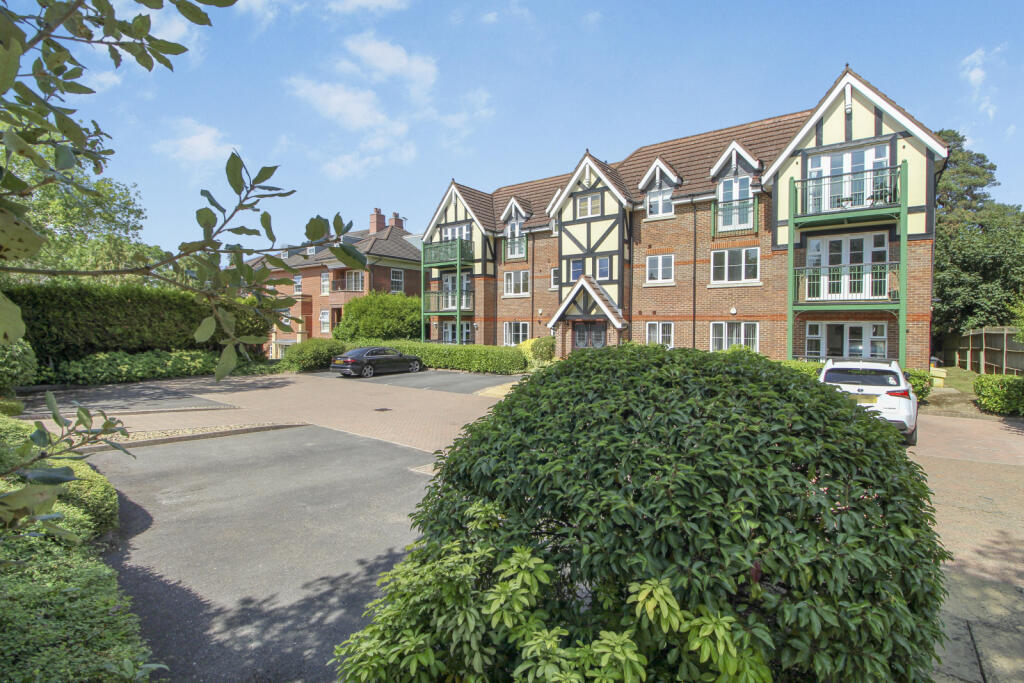 3 bed 1st Floor Flat for rent in Northwood. From Sonia Estates - Harrow
