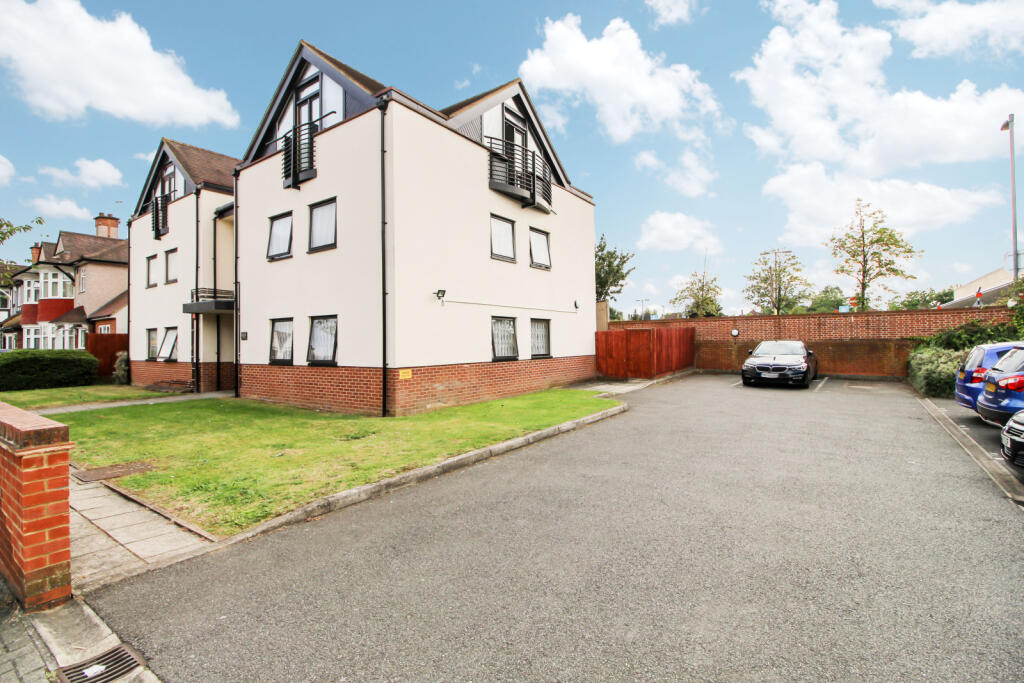 2 bed 1st Floor Flat for rent in Kenton. From Sonia Estates - Harrow