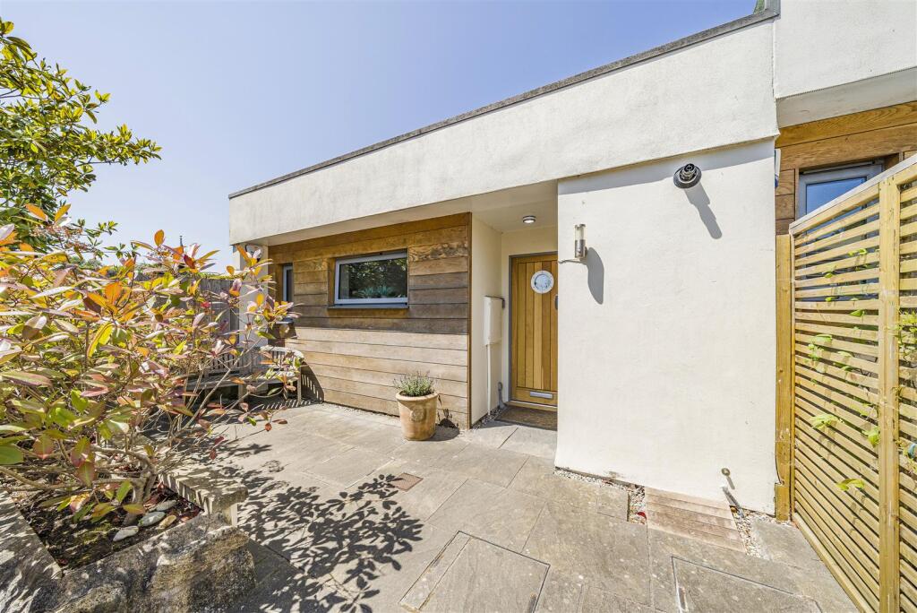 2 bed Semi Detached for rent in . From Stags - Truro