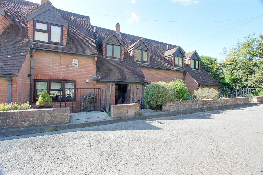 3 bed Mid Terraced House for rent in Aldbury. From Sterling Estate Agents - Tring