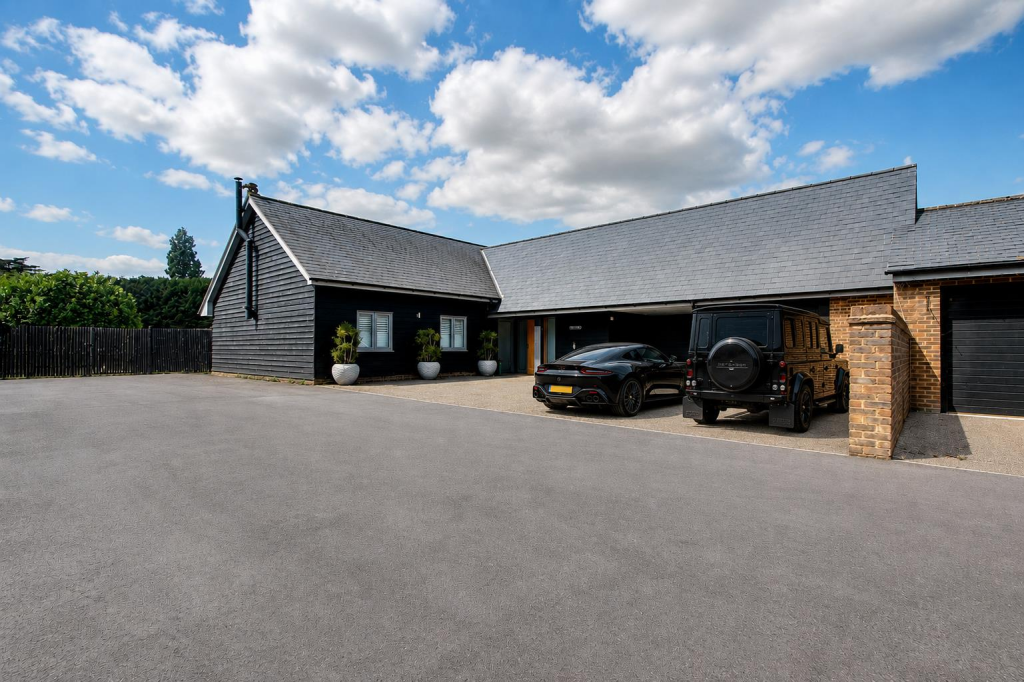5 bed Barn Conversion for rent in Tring. From Sterling Estate Agents - Tring 5 bed Barn Conversion for rent in Tring. From Sterling Estate Agents - Tring