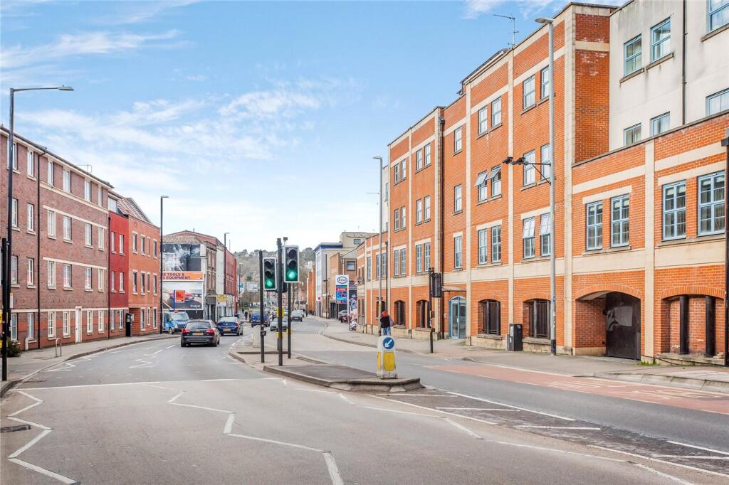 2 bed Penthouse for rent in Leigh Woods. From The Bristol Residential Letting Co - Southville 2 bed Penthouse for rent in Leigh Woods. From The Bristol Residential Letting Co - Southville