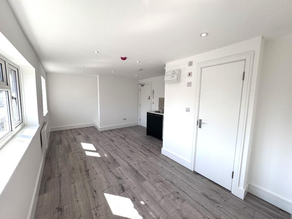 1 bed HMO for rent in Oakley Green. From Memento Estate