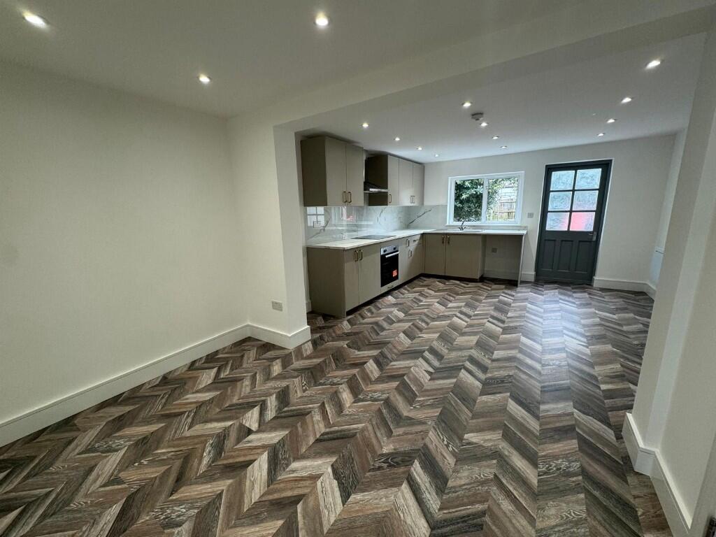 4 bed Detached for rent in London. From Memento Estate