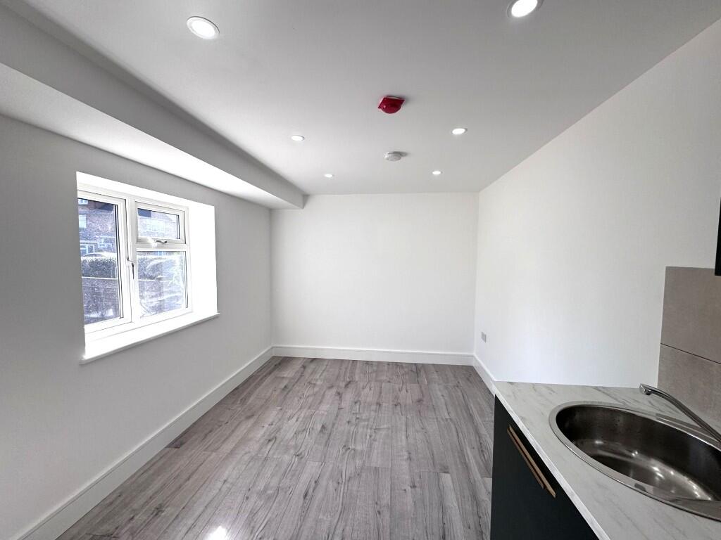 1 bed HMO for rent in Oakley Green. From Memento Estate