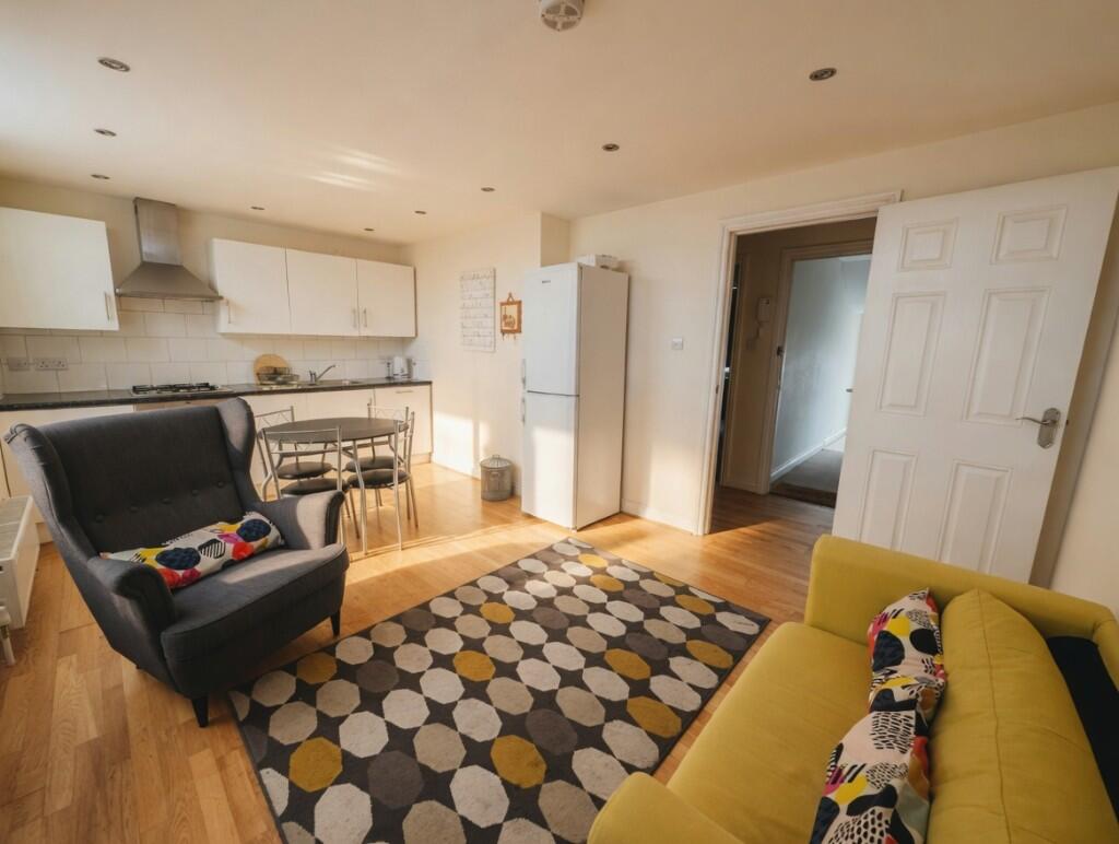 1 bed 1st Floor Flat for rent in London. From Memento Estate