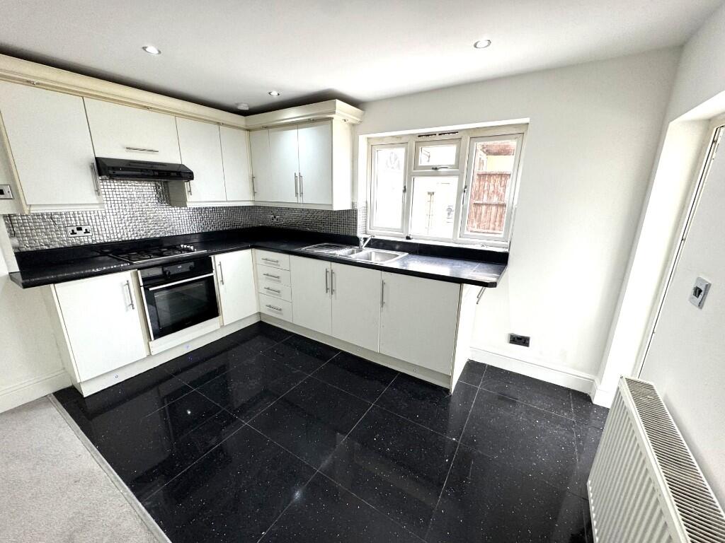 4 bed Studio for rent in London. From Memento Estate 4 bed Studio for rent in London. From Memento Estate