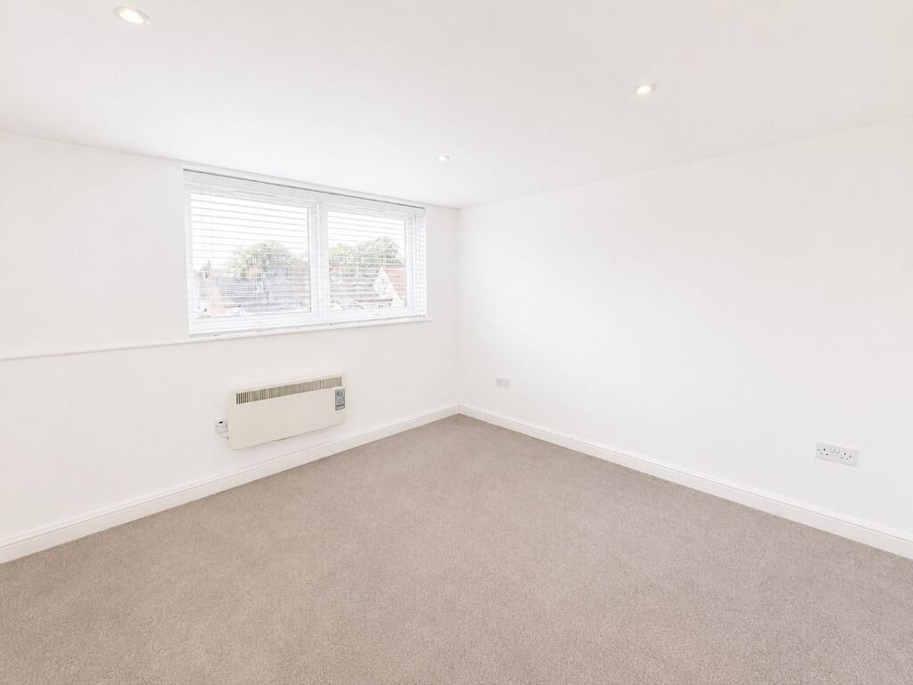 2 bed 1st Floor Flat for rent in Addlestone. From Memento Estate