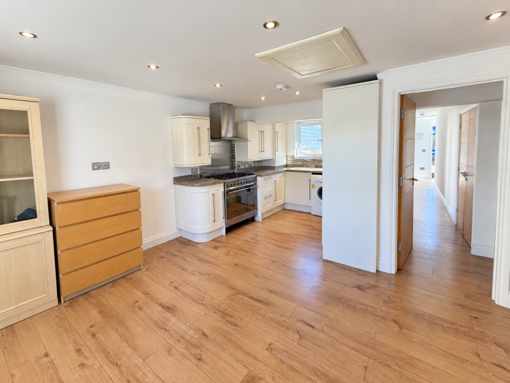 2 bed 1st Floor Flat for rent in Hoddesdon. From Memento Estate