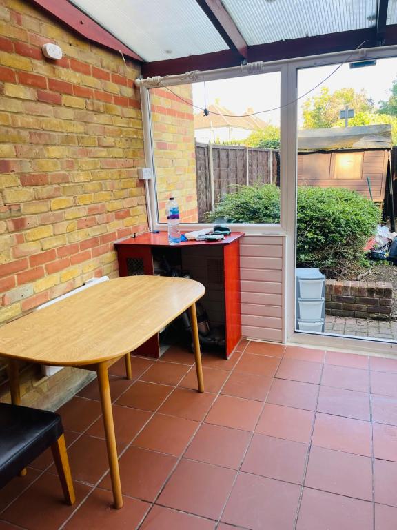 5 bed Semi-Detached for rent in Uxbridge. From Royal Deluxe Properties