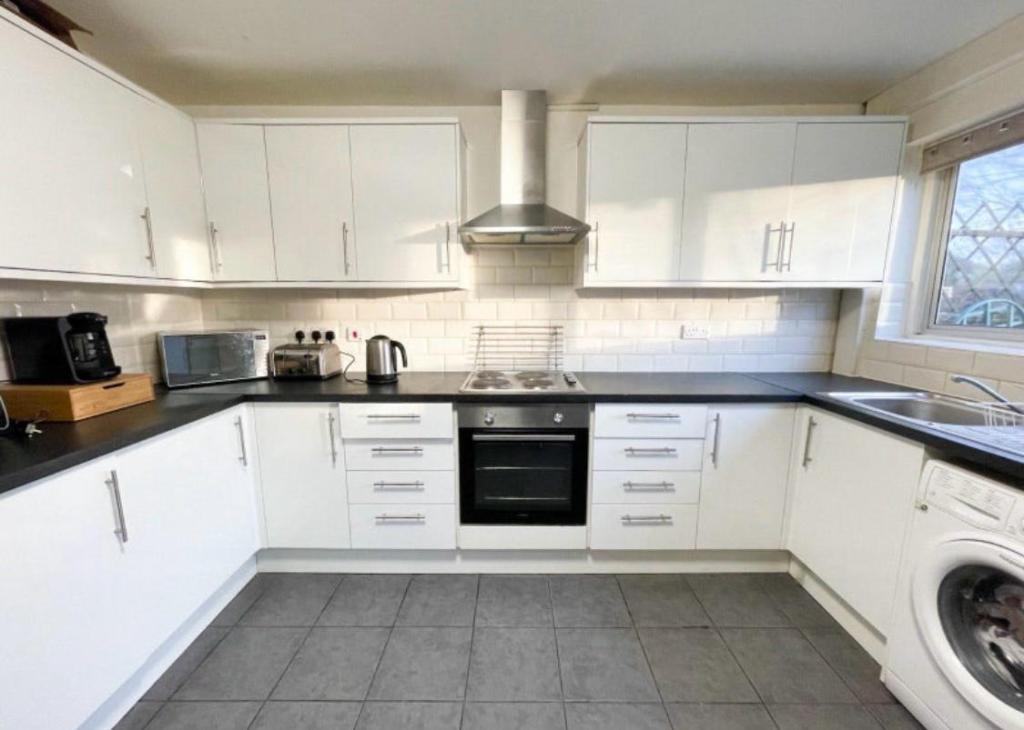 5 bed Semi-Detached House for rent in Uxbridge. From Royal Deluxe Properties