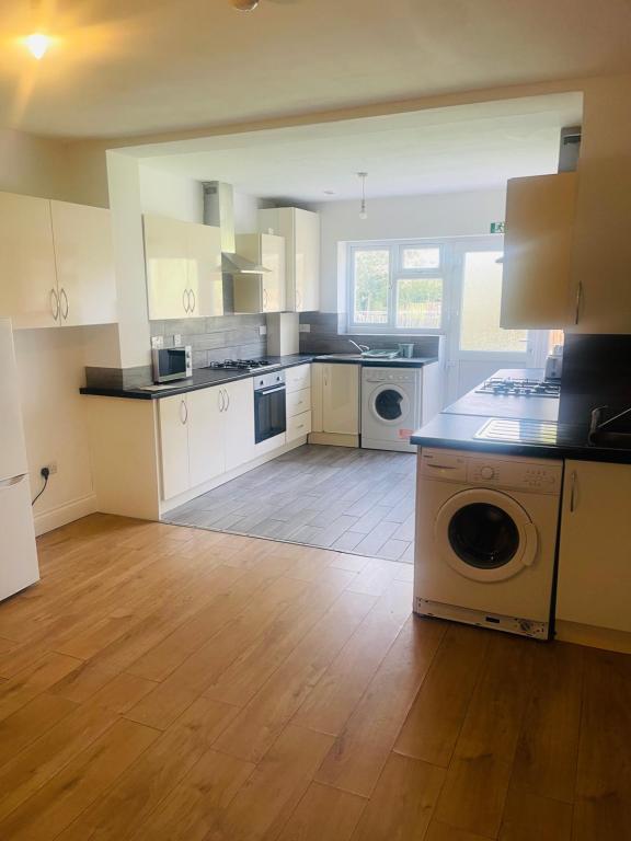 6 bed Semi-Detached House for rent in Twickenham . From Royal Deluxe Properties 6 bed Semi-Detached House for rent in Twickenham . From Royal Deluxe Properties