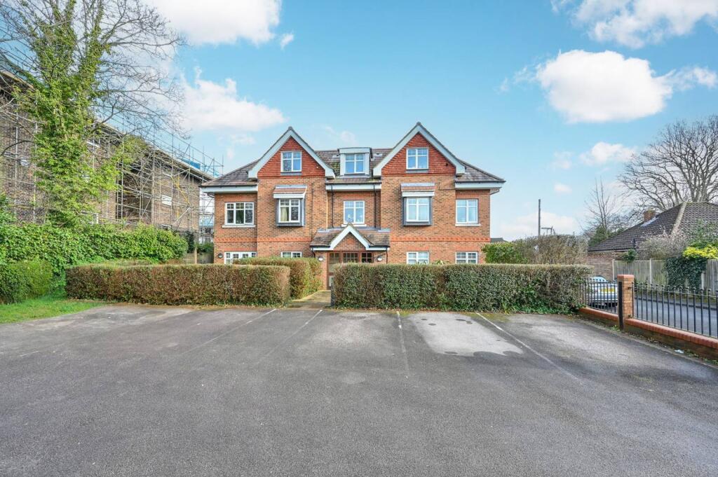 1 bed 1st Floor Flat for rent in Addlestone. From Foxtons - Woking