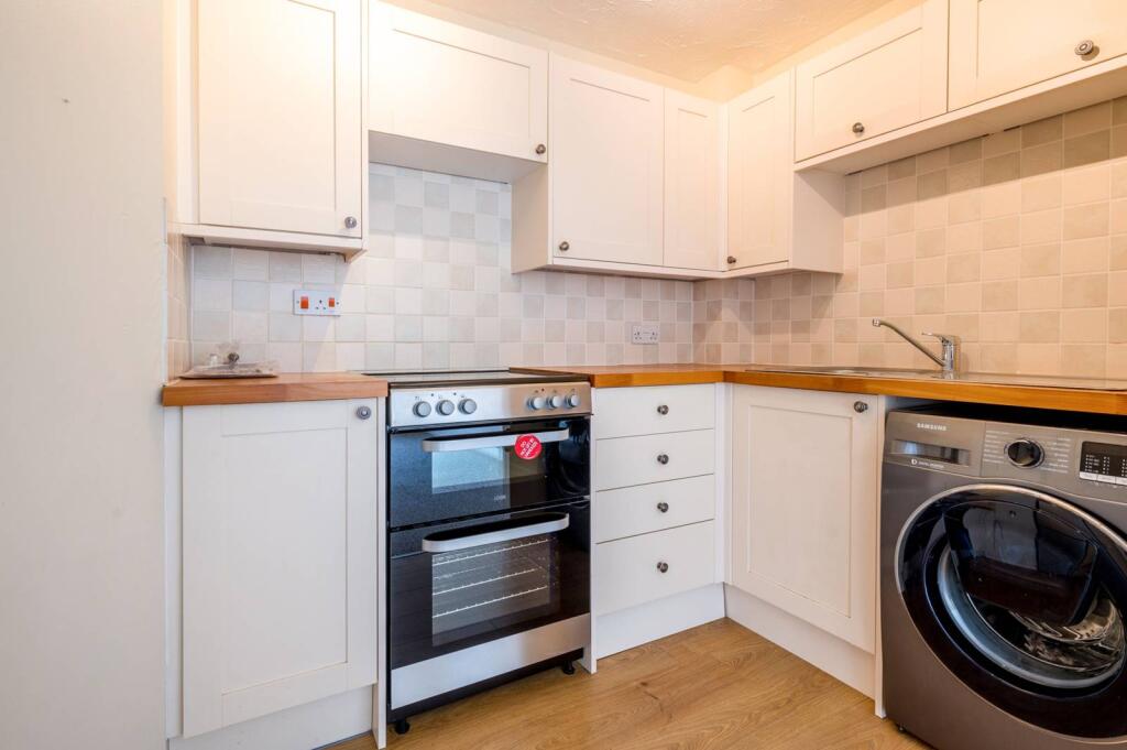 1 bed 1st Floor Flat for rent in Woking. From Foxtons - Woking