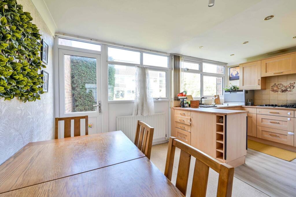 2 bed Annexe for rent in Woking. From Foxtons - Woking
