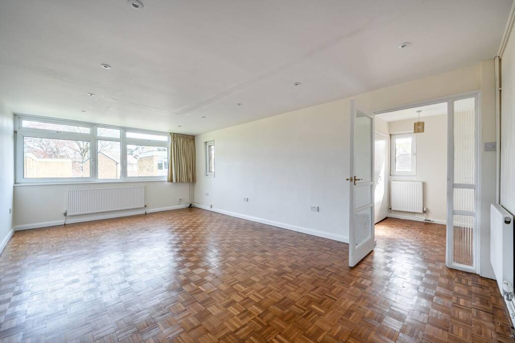 3 bed 1st Floor Flat for rent in Woking. From Foxtons - Woking