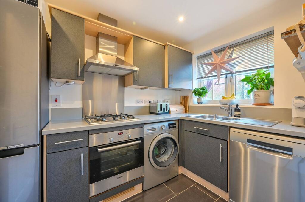 3 bed End of Terrace for rent in West Byfleet. From Foxtons - Woking