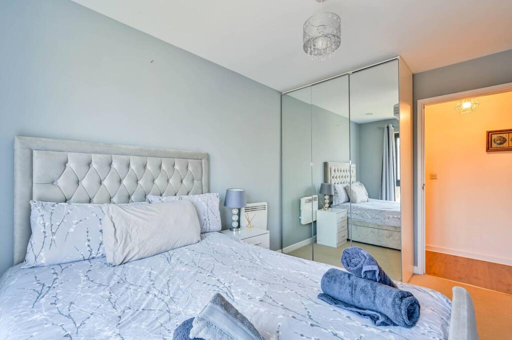 2 bed 1st Floor Flat for rent in Pyle Hill. From Foxtons - Woking