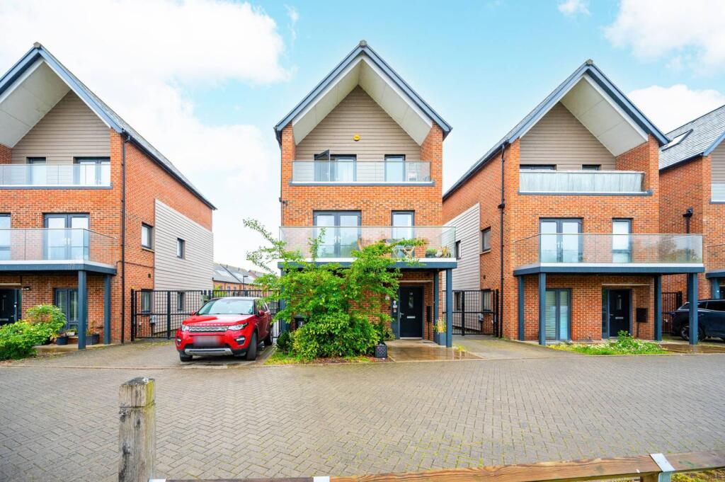4 bed Semi Detached for rent in Pyle Hill. From Foxtons - Woking
