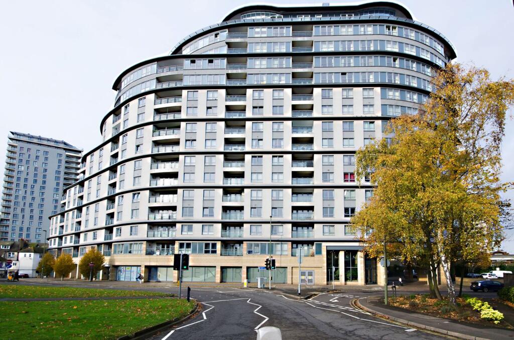 2 bed 1st Floor Flat for rent in Pyle Hill. From Foxtons - Woking