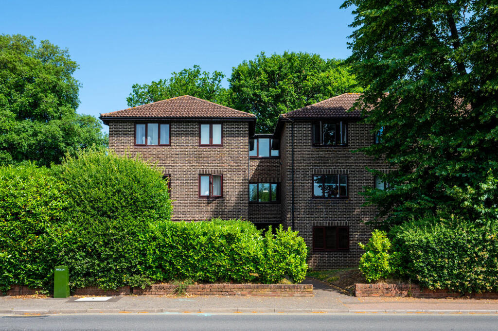 1 bed 1st Floor Flat for rent in Woking. From Foxtons - Woking