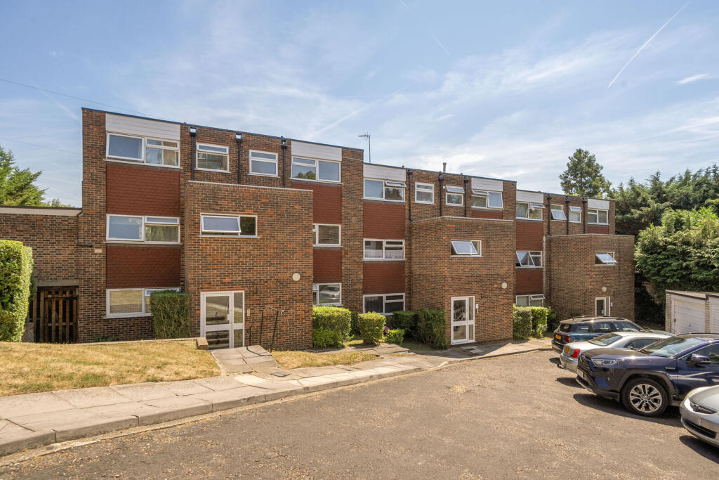 1 bed 1st Floor Flat for rent in Pyle Hill. From Foxtons - Woking