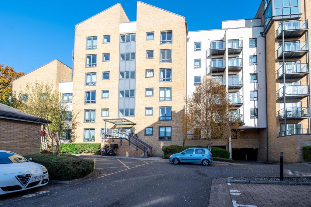 2 bed 1st Floor Flat for rent in Woking. From Foxtons - Woking