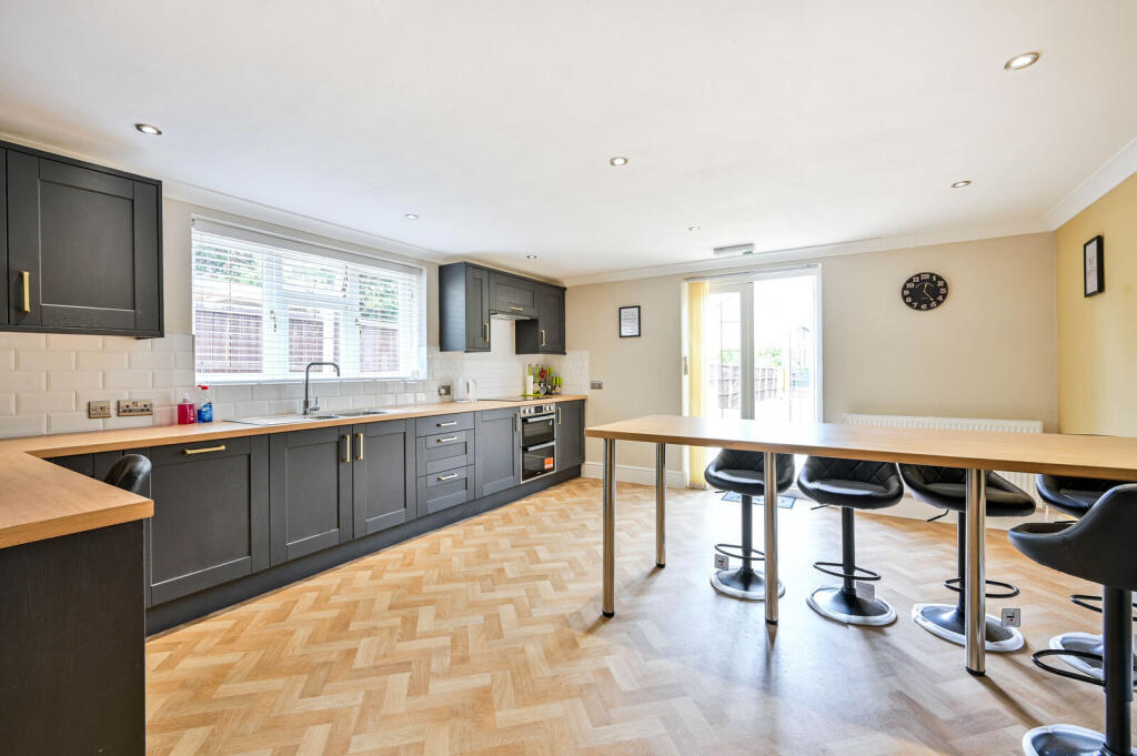 6 bed Detached for rent in Woking. From Foxtons - Woking