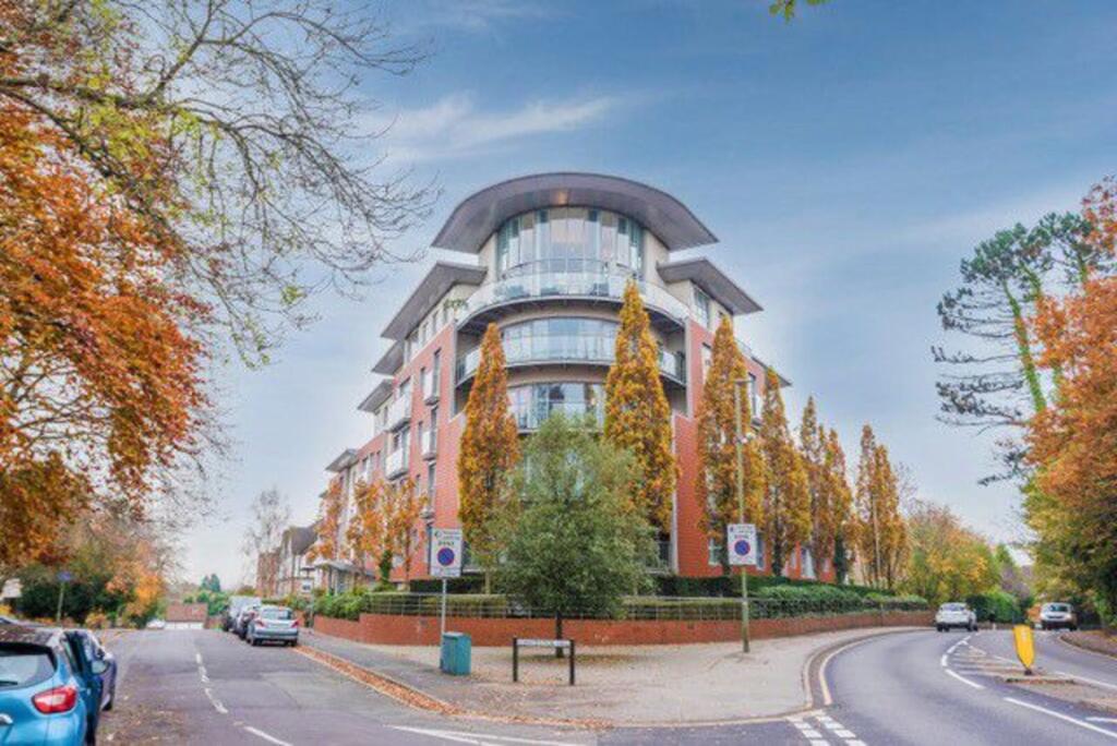 2 bed Penthouse for rent in Pyle Hill. From Foxtons - Woking