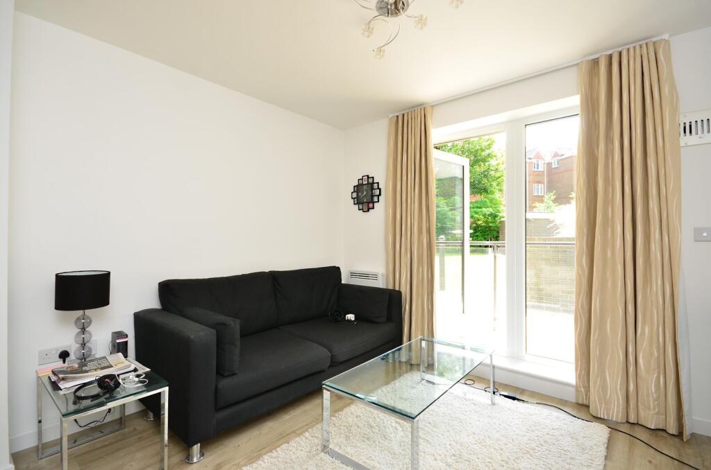 1 bed 1st Floor Flat for rent in Woking. From Foxtons - Woking