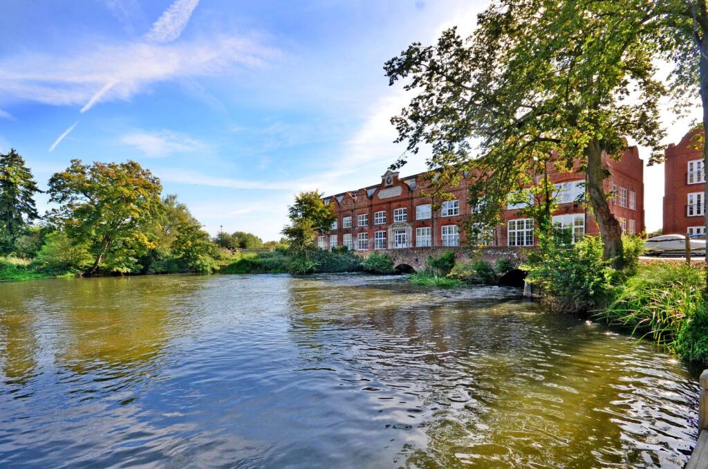 2 bed 1st Floor Flat for rent in Woking. From Foxtons - Woking