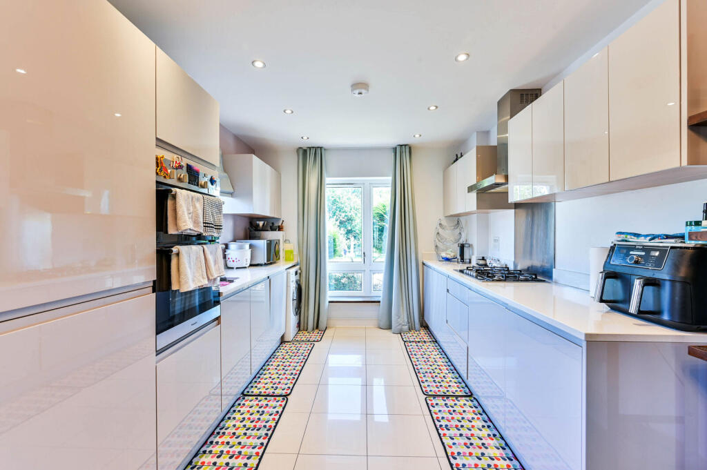 4 bed Detached for rent in Pyle Hill. From Foxtons - Woking
