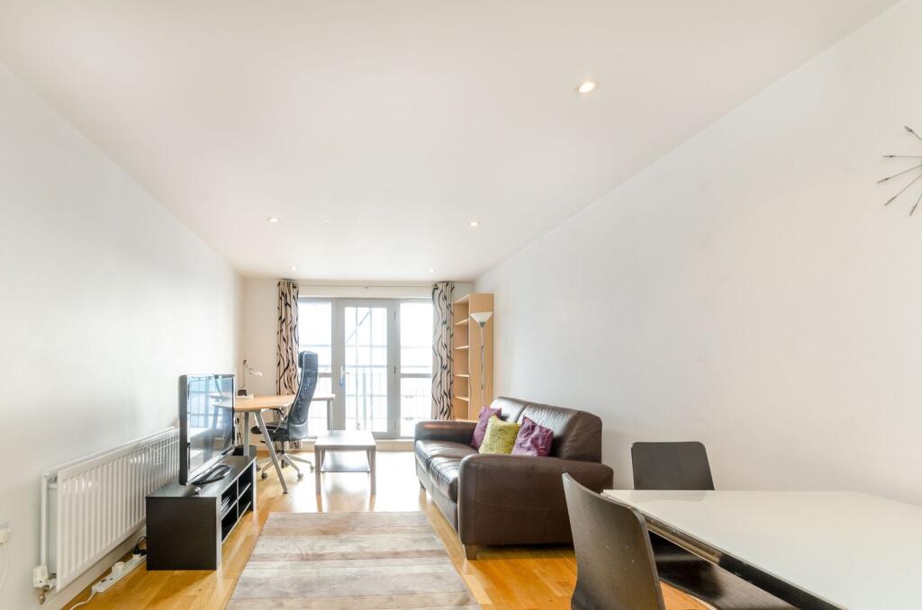 1 bed 1st Floor Flat for rent in Woking. From Foxtons - Woking