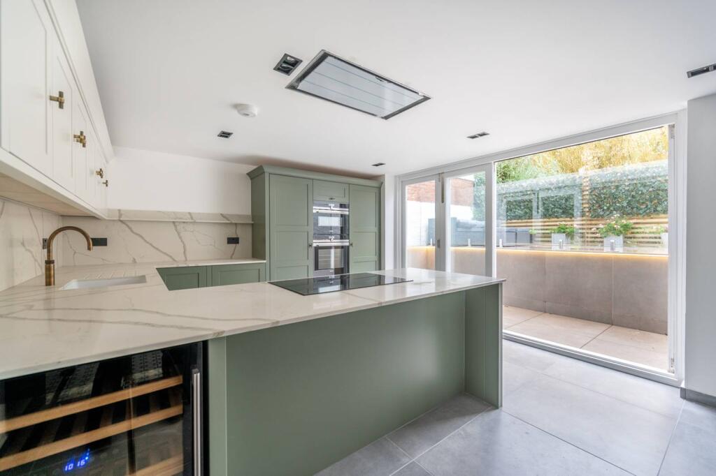 4 bed 1st Floor Flat for rent in London. From Foxtons - Willesden Green