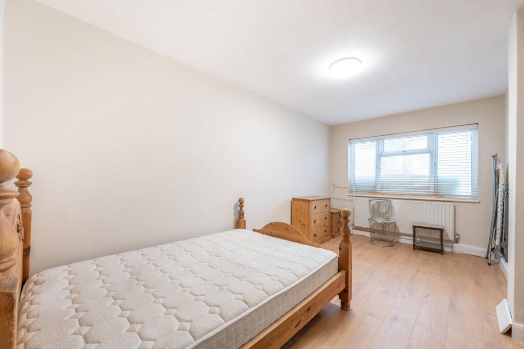 3 bed 1st Floor Flat for rent in London. From Foxtons - Willesden Green