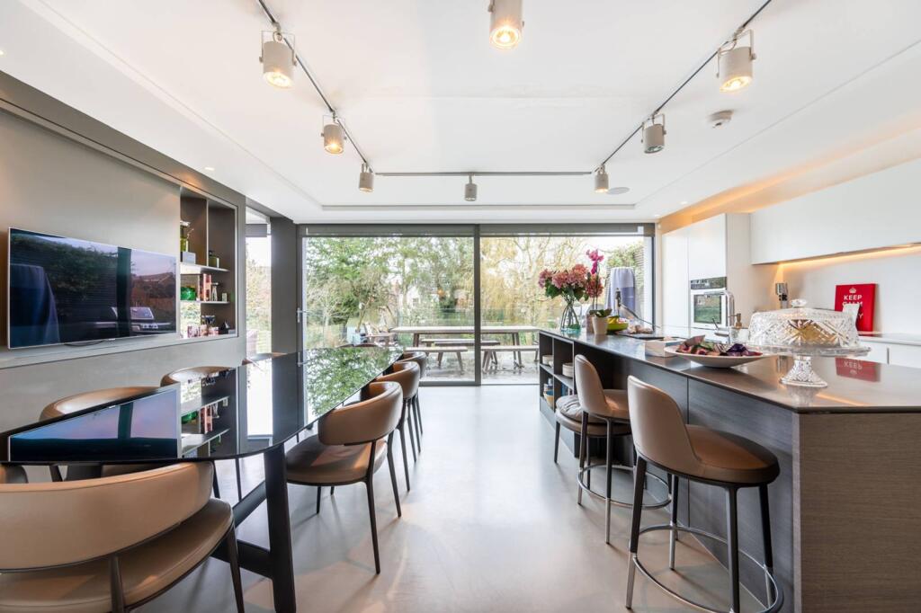 8 bed Detached for rent in London. From Foxtons - Willesden Green