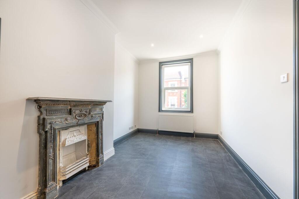 2 bed 1st Floor Flat for rent in Willesden. From Foxtons - Willesden Green