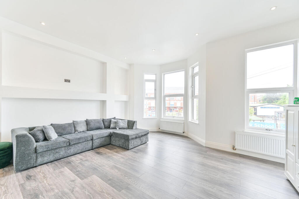 3 bed 1st Floor Flat for rent in Willesden. From Foxtons - Willesden Green