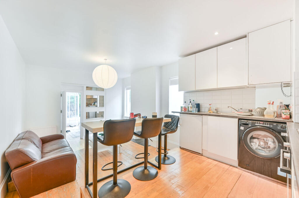 3 bed 1st Floor Flat for rent in Willesden. From Foxtons - Willesden Green