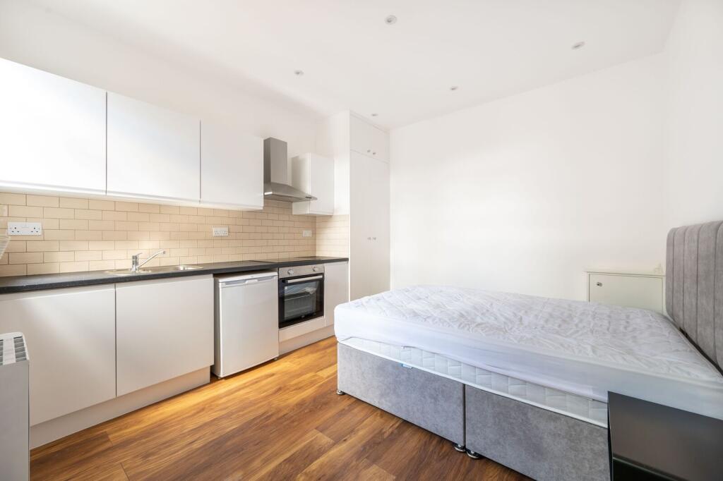 4 bed Studio for rent in London. From Foxtons - Willesden Green