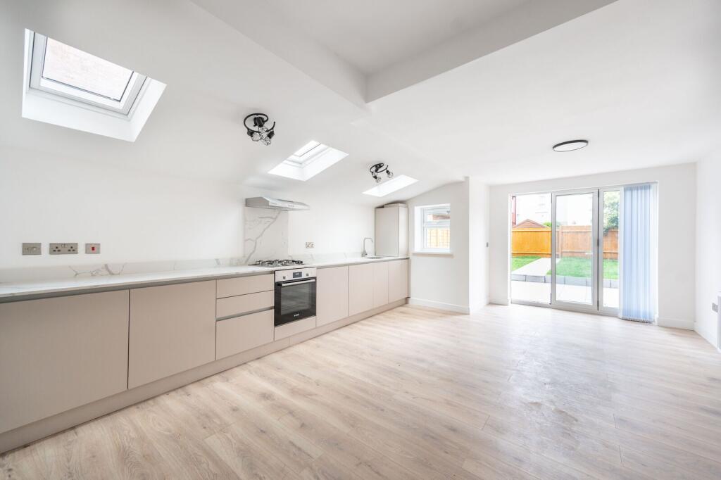 3 bed 1st Floor Flat for rent in London. From Foxtons - Willesden Green