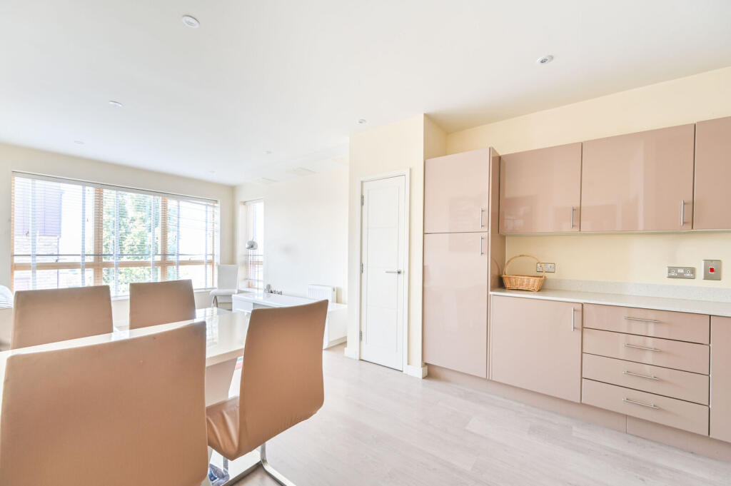 2 bed 1st Floor Flat for rent in London. From Foxtons - Willesden Green